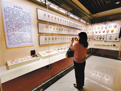 市民在全新亮相的陕西秦腔博物馆中参观