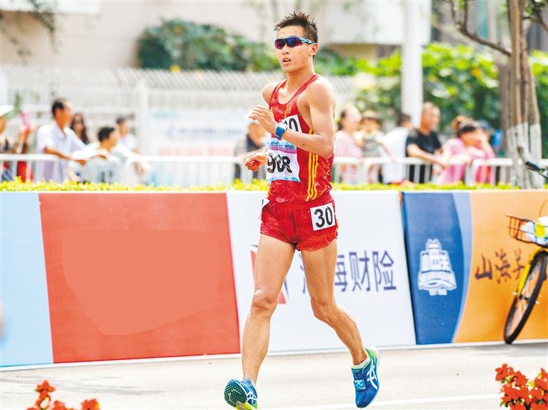 男子竞走运动员王钦