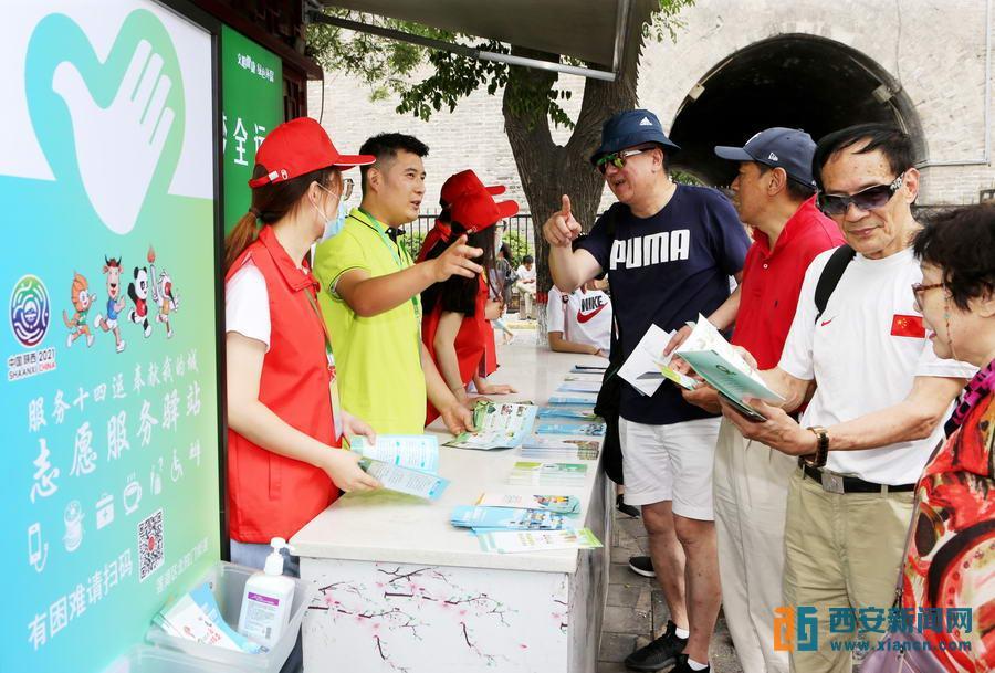 青年志愿者为上海游客热情介绍北院门风情街(2305533)-20210912084251.jpg