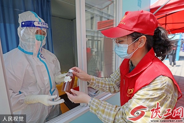 杭州社区志愿者自制酸梅汤，为防疫工作者解暑送清凉。 人民视觉 图