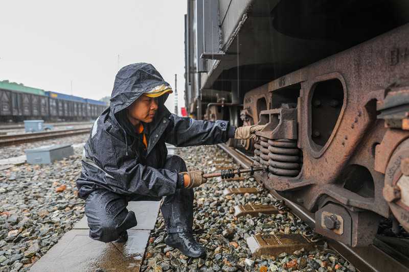 西安铁路局西安东车辆段全力确保雨