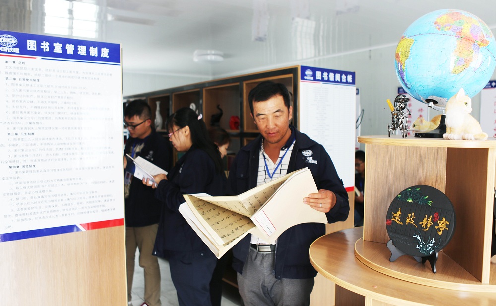 员工们在职工书屋阅读    中铁十二局集团四公司   刘国占摄.jpg
