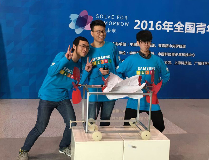 3、思源参赛队员在颁奖现场 (2).jpg