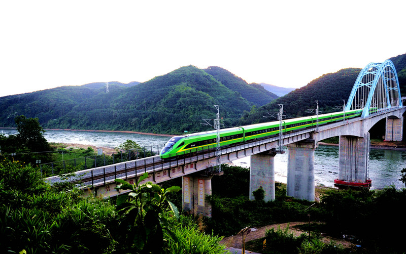 发现最美铁路实拍中老铁路元江双线特大桥